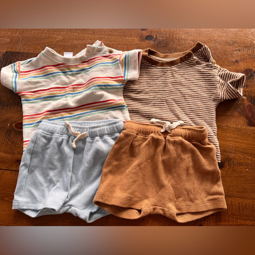 Old Navy Bundle - 2 shirts 2 shorts - EUC - 3-6 mths